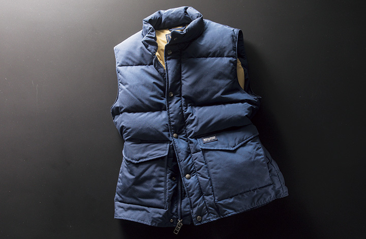 <strong>14.WOOLRICH</strong>［ウールリッチ］（3名）<br />ウールリッチの定番ベスト「アリューシャン」は、元はハンティング用に誕生したモデル。60/40クロス生地に、上質なダウンを詰めたベストは保温性抜群。秋口から真冬直前までインにアウトに大活躍しますから、一枚持っておくのが“ベスト”な選択ですよ。<br />色は写真のネイビーのみ。サイズはXS、S（USサイズ）からお選びください。