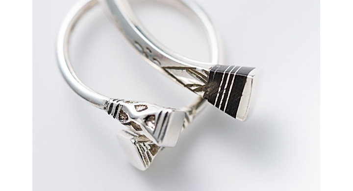 エボニーウッドの質感も魅力的