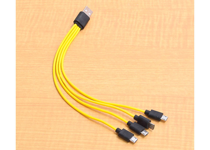 4つ一気に充電できる別売りケーブルもあり
