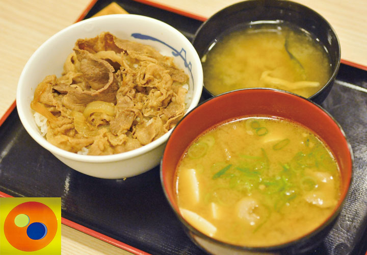 松屋の牛丼と豚汁にみそ汁をつけた