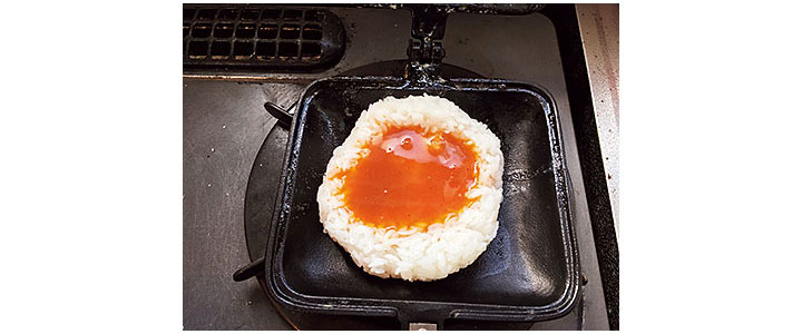 ホットサンドメーカーにご飯を適量入れる。