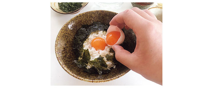 白身を取り除いた黄身を贅沢にも２つ落とす。