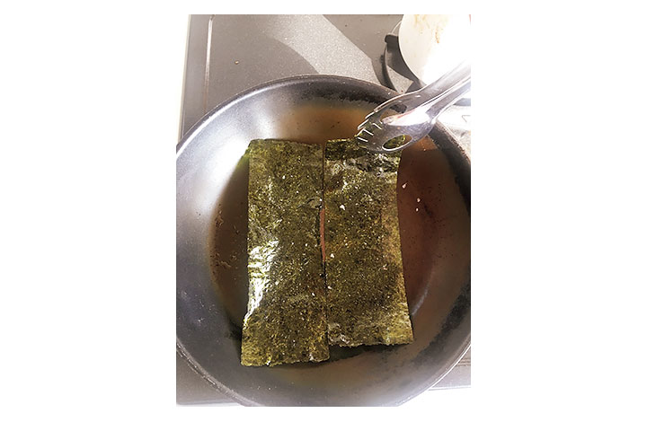 焼き海苔にごま油を塗布