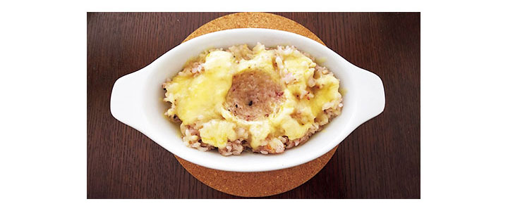 胡椒をたっぷりかけ、さらに粉チーズをかけて完成。