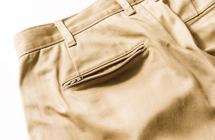 左の尻ポケットは両玉縁＆ジップ付き