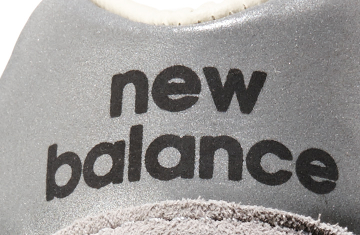 かかとロゴの「new balance」もオリジナルの996と一緒