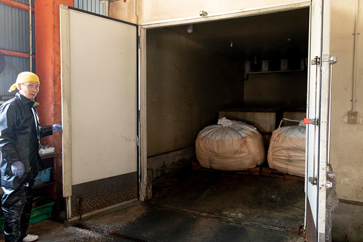 飛騨牛の革で作られるカバンはなぜ他よりエライのか Vol 2 極秘の革なめし編 雑誌begin ビギン 公式サイト