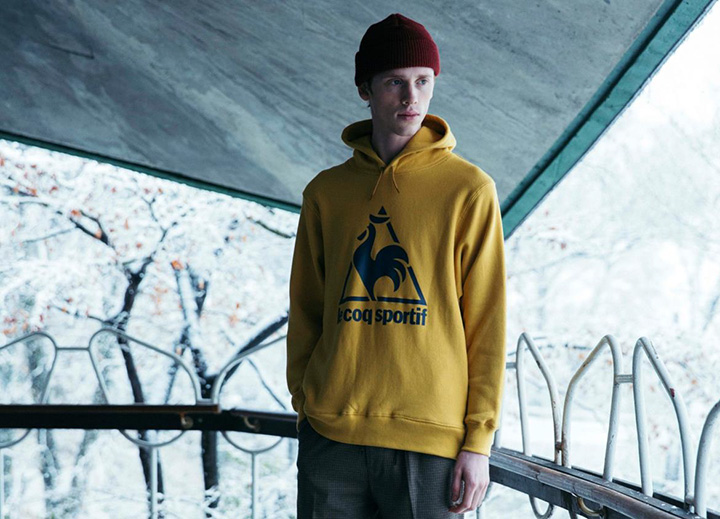 le coq sportif + tone スペシャルコレクション マスタードカラーのフーディージャケット
