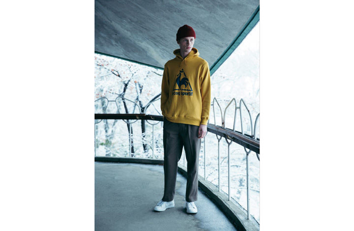le coq sportif（ルコック スポルティフ） + tone（トーン）スペシャルコレクションのひとつマスタードカラーのフーディージャケット
