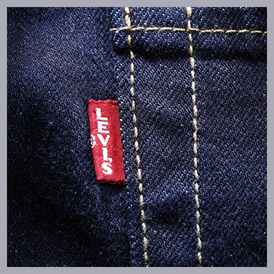 1937〜71年の間、レッドタブのブランド表記は“LEVI’S（ビックE）”、その後1971年以降は“LeVI’s（スモールe）”に。2018秋冬シーズンから、一部のプレミアム商品で“LEVI’S”が47年ぶりに復活。502™もビックEが復活となりました。