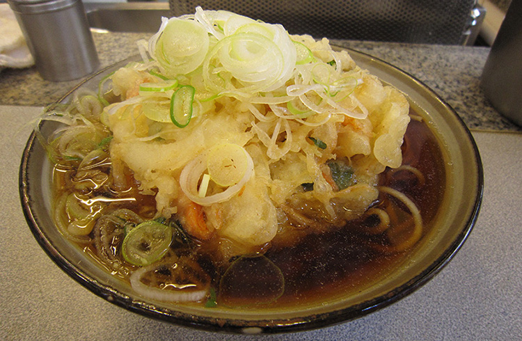 懐かしい昭和レトロな深大寺門前そばの「肉そば+温泉玉子＋おはぎ」【千歳烏山】