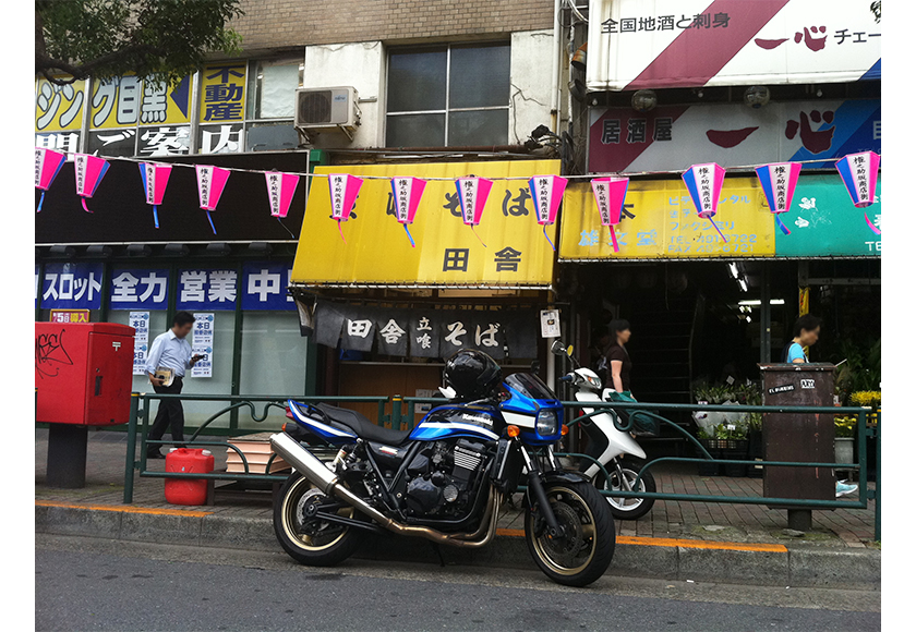 田舎の店前