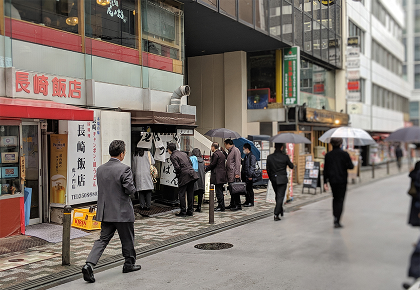 峠そばの店前