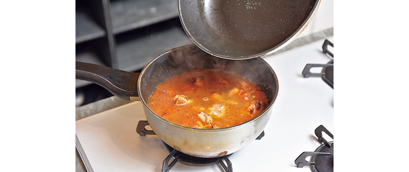 お湯は鶏肉を焼いた鍋で沸かせば旨みを逃がさない