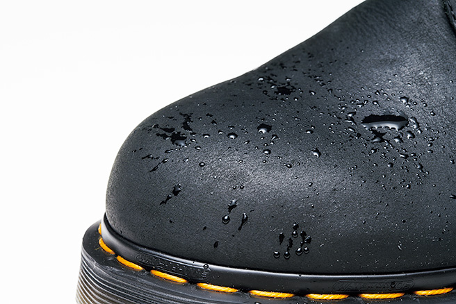 Dr.Martens（ドクターマーチン）の防水ブーツ 1460 ウォータープルーフ 8アイ ブーツのアッパーレザーも水に強く改良