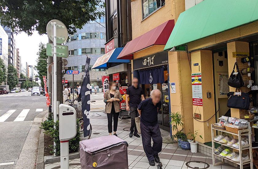 田そばの店前