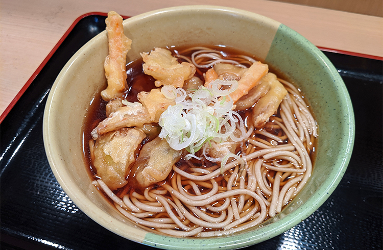 紅ショウガ天の歴史を紐解きながら実食「名代 富士そば」の紅生姜天そば【市ケ谷】