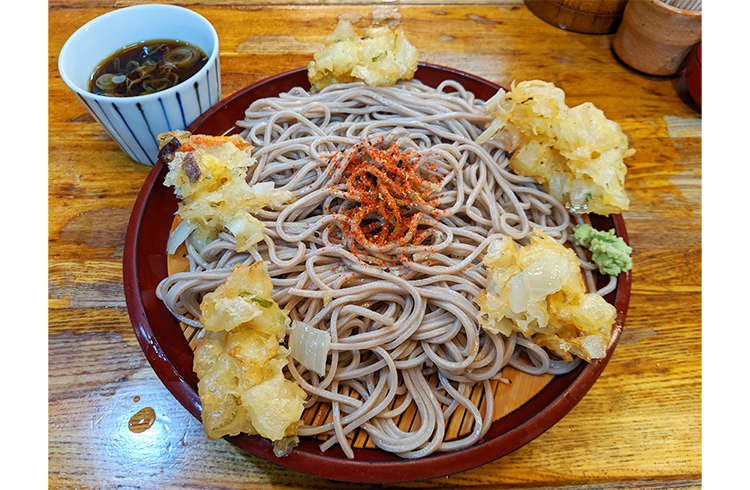 紅ショウガ天の歴史を紐解きながら実食「名代 富士そば」の紅生姜天そば【市ケ谷】