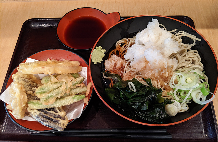 紅ショウガ天の歴史を紐解きながら実食「名代 富士そば」の紅生姜天そば【市ケ谷】