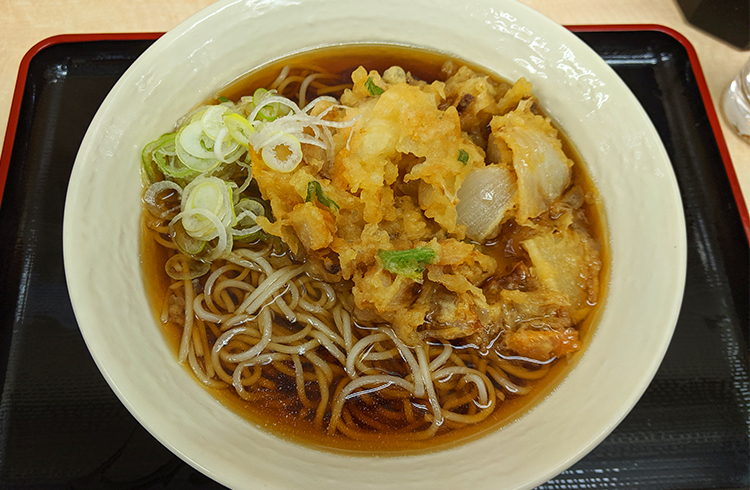 紅ショウガ天の歴史を紐解きながら実食「名代 富士そば」の紅生姜天そば【市ケ谷】