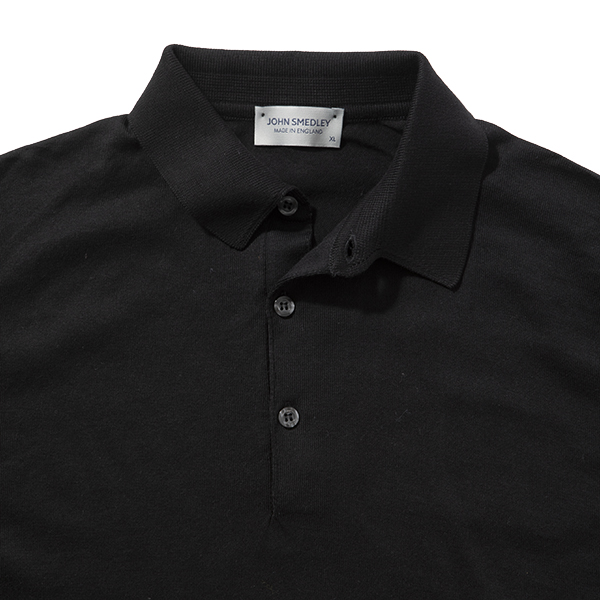 ゆったり着てもルーズに見えない、ジョンスメドレーの“大人ニットポロ