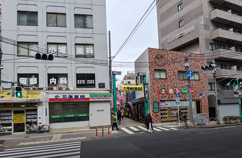 京王線・笹塚駅北口にある10号通り商店街