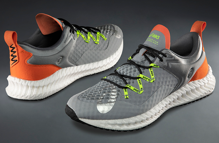 ミッドソールの成型はマイクロ波で30秒!! アシックスのマイクロ