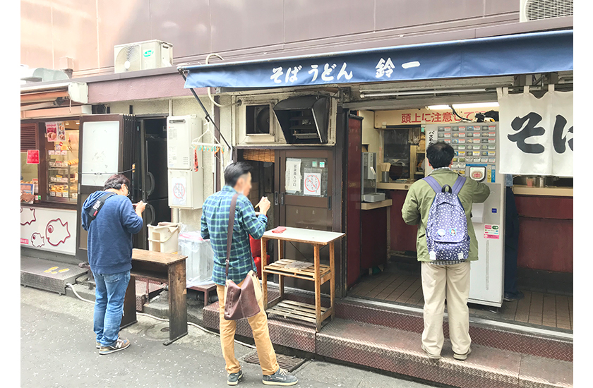 鈴一の店前