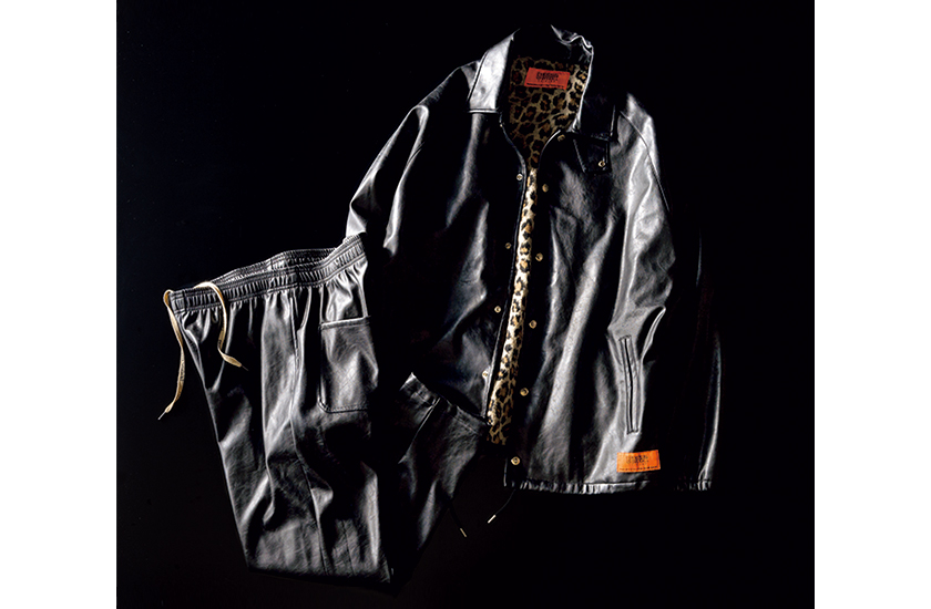 ユニバーサルオーバーオール×ジーンズファクトリーのエコレザー ビッグコーチジャケット、エコレザー シェフパンツ