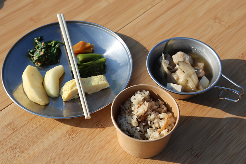 朝食 きのこの混ぜご飯 豚汁 お漬物