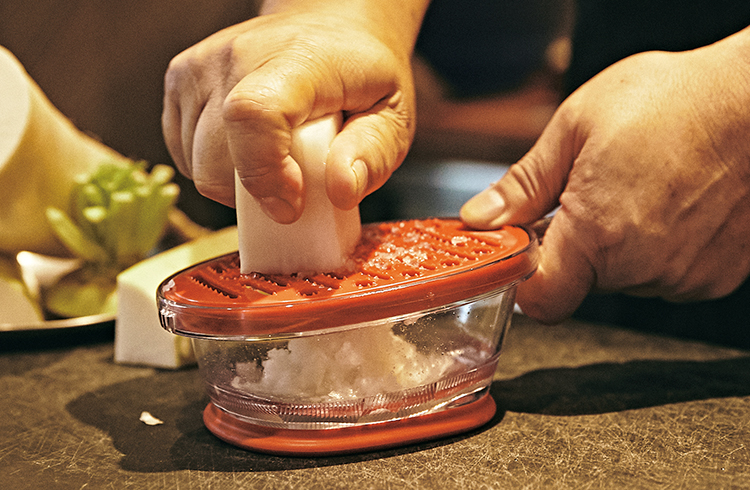 鉄釜で炊いたご飯のおいしさに感動！「ひのきざか」料理長愛用のオイゲンの南部鉄器