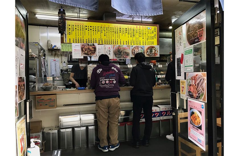 一由そばの店内