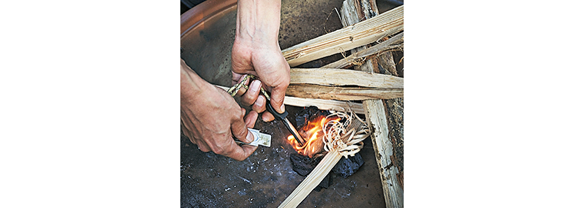 ファイヤースターターから麻の火口に点火