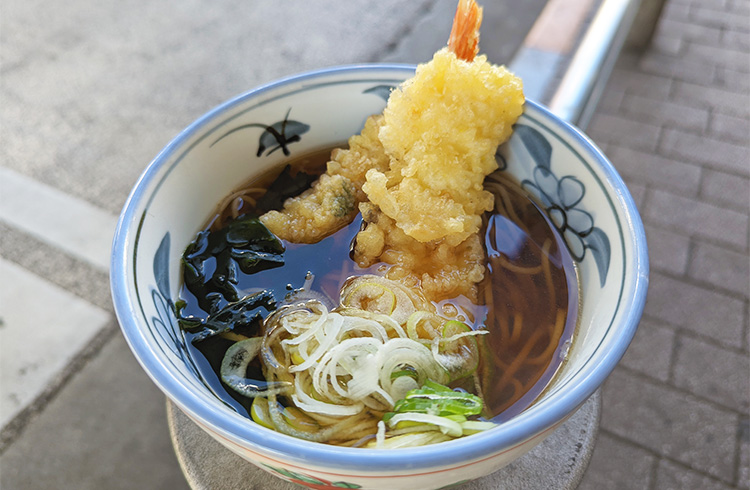 紅ショウガ天の歴史を紐解きながら実食「名代 富士そば」の紅生姜天そば【市ケ谷】