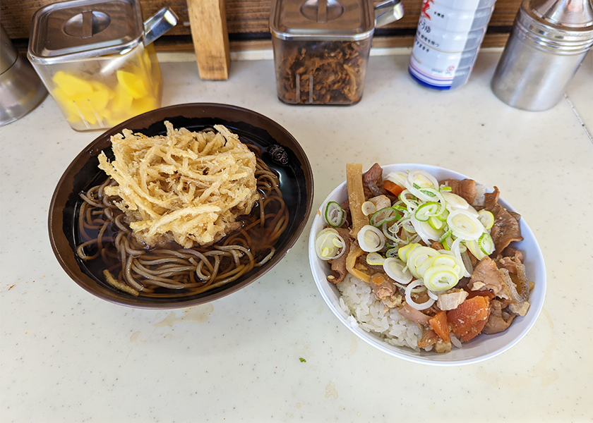 江戸丸のごぼう天そばとミニもつ丼