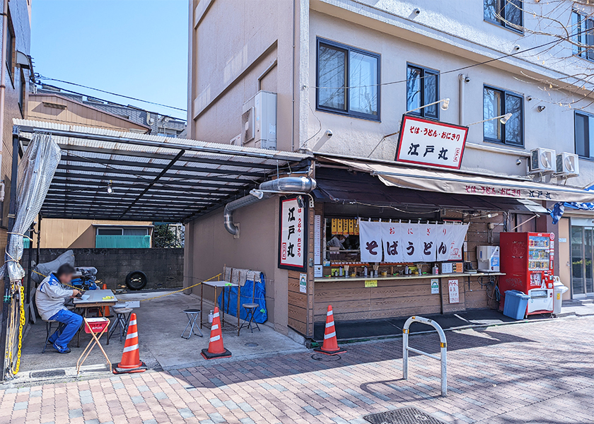 江戸丸 店横のテーブル席