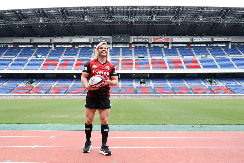 ラグビーワールドカップの優勝を決めた日産スタジアムで入団会見イベントが行われた