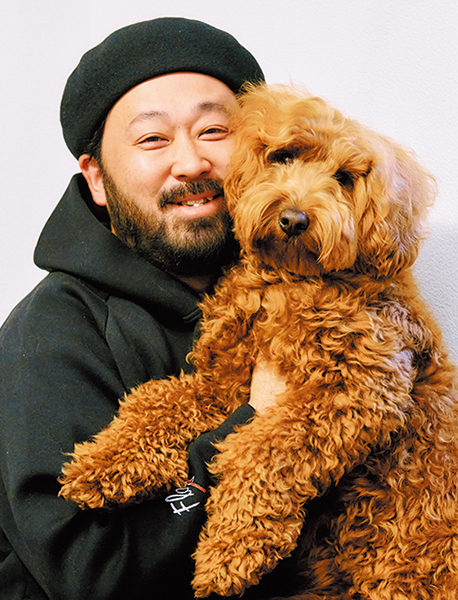 スタイリスト 尾後啓太さんとオーストラリアン ラブラドゥードルのサニーくん
