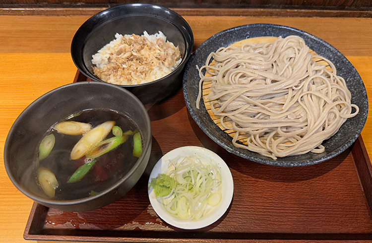 紅ショウガ天の歴史を紐解きながら実食「名代 富士そば」の紅生姜天そば【市ケ谷】