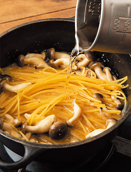 ダッチオーブンレシピ ハマグリとしめじの和風パスタ