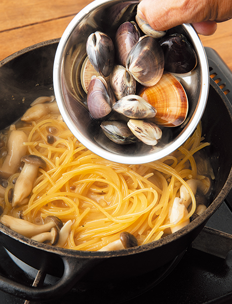 ダッチオーブンレシピ ハマグリとしめじの和風パスタ