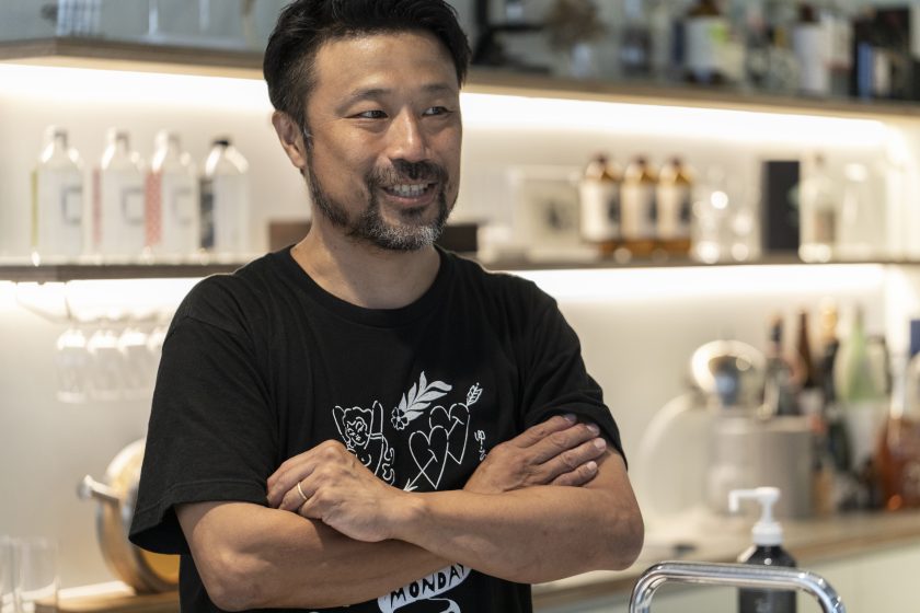 バー「NICO」のマスターにして、「ニコ酒店」代表の小林幸太さん