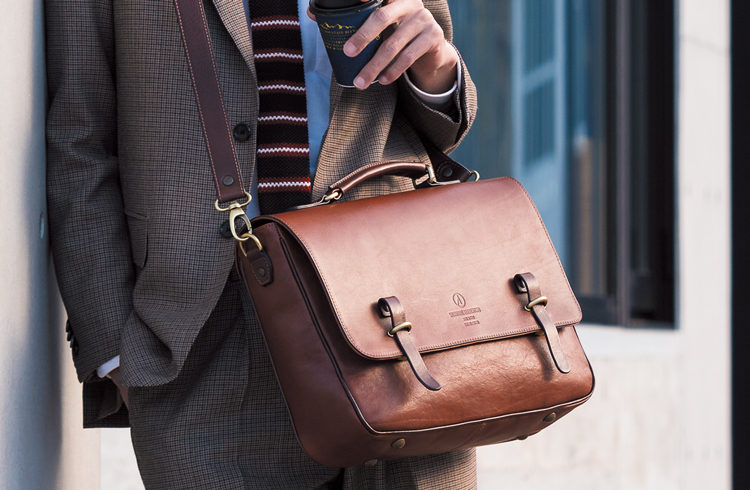 ブレディBradyホワイト フラップ式 ショルダーバッグbshop