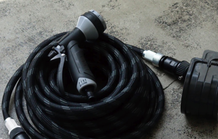 【驚きのコスパ】U-2000円の本棚に収納したくなるじょうろ