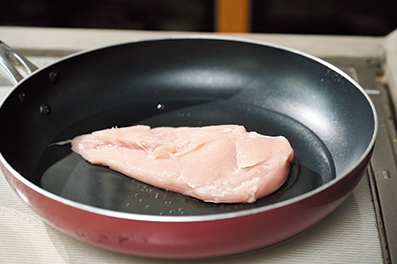 柔らか鶏むね肉のドイツ風ヨーグルトソース和え　手順1