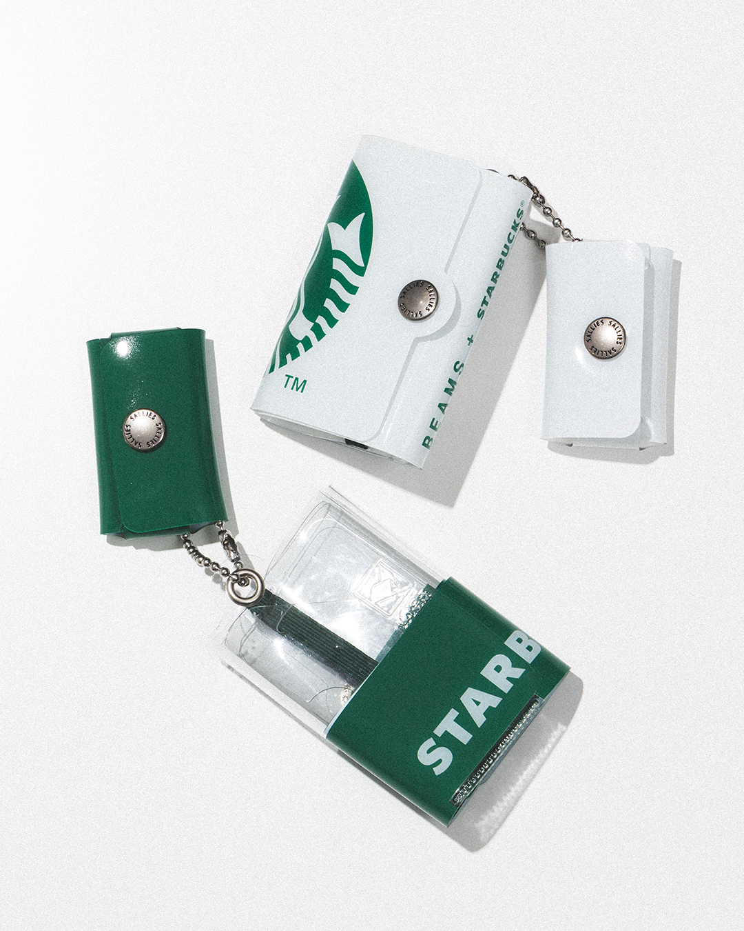 BEAMS + STARBUCKS 2023年7月に発売し、瞬く間に完売した〈SALLIES(サリーズ)〉とのトリプルネームアイテムがリストック。コンパクトながら、札12枚、カード8枚、小銭20枚ほどが収納可能。 ※商品の販売は「ビームス ライフ 横浜」のみとなり、「スターバックス コーヒー横浜モアーズ」では取り扱いはございません。