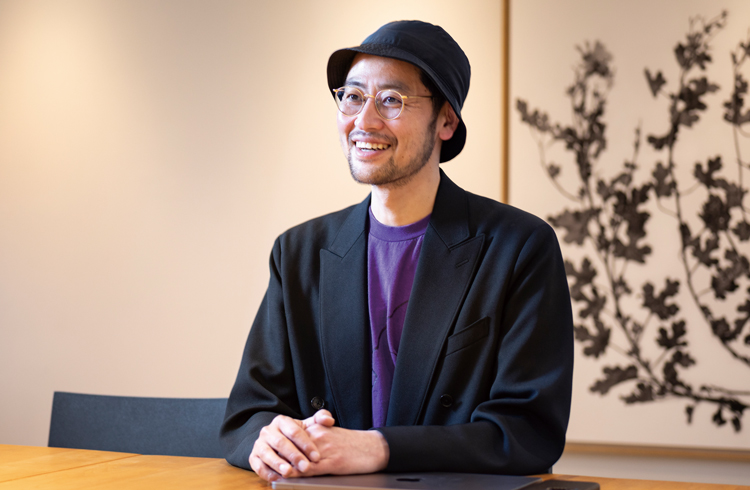 服がシンプルな大人こそ必須！ ビームス・百々さんの“アクセント的”小物使い【帽子とメガネのお作法】