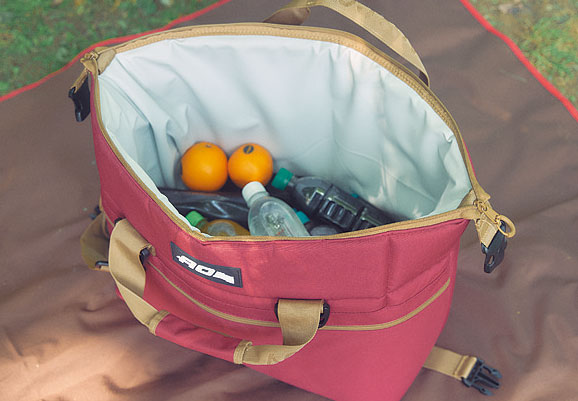 ガバッとワイドに開くから目当ての荷物も探しやすい