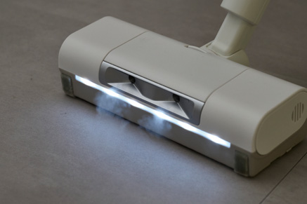 前面の吹き出し口から床に向かって細かいミストを噴霧