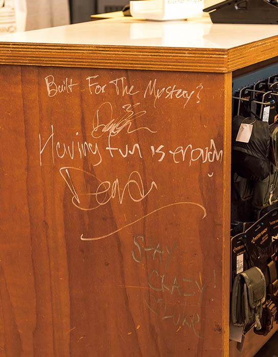 カウンターには本国スタッフの直筆サインが